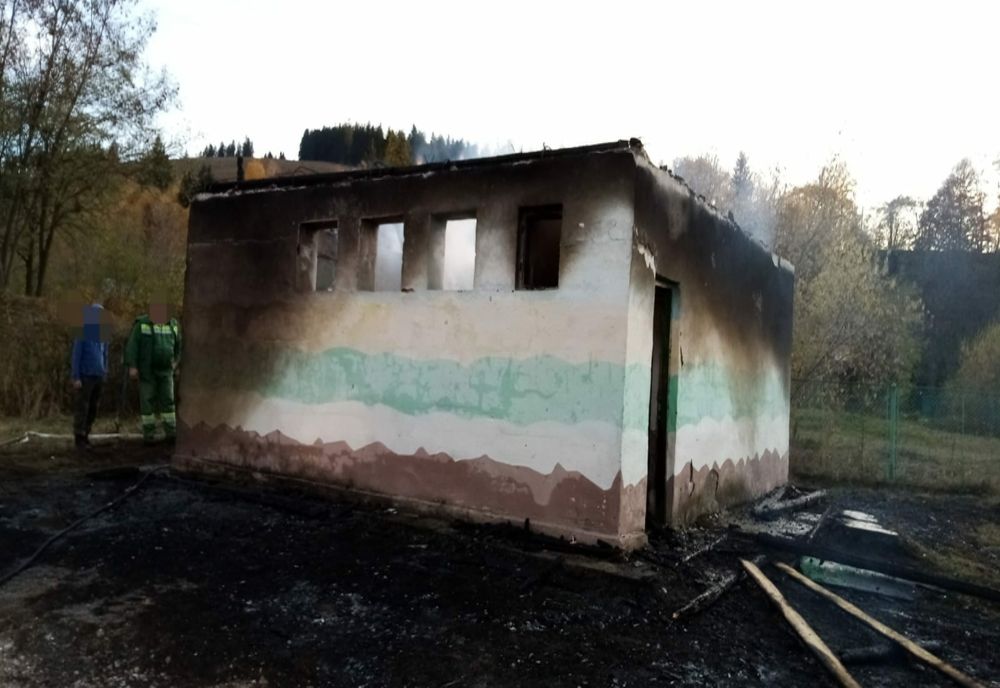 S-au jucat cu focul și au incendiat o anexă în curtea școlii