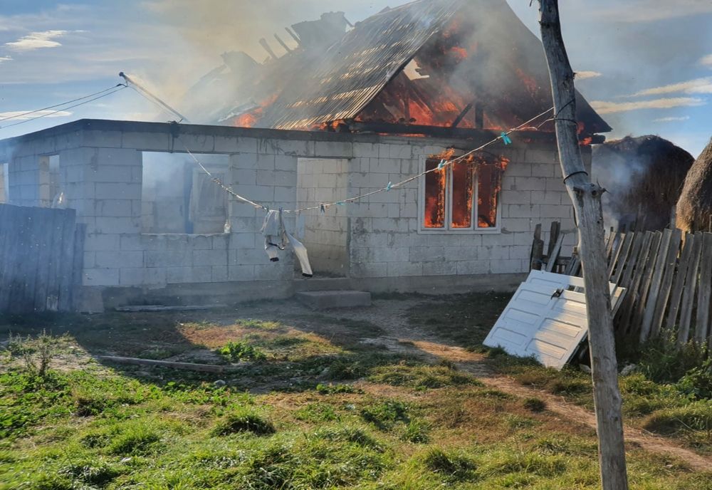 S-au jucat cu focul și au incendiat casa