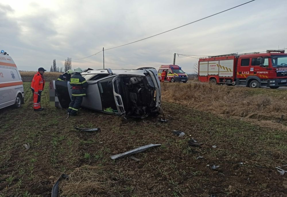 Autoturism răsturnat la Dumbrava 