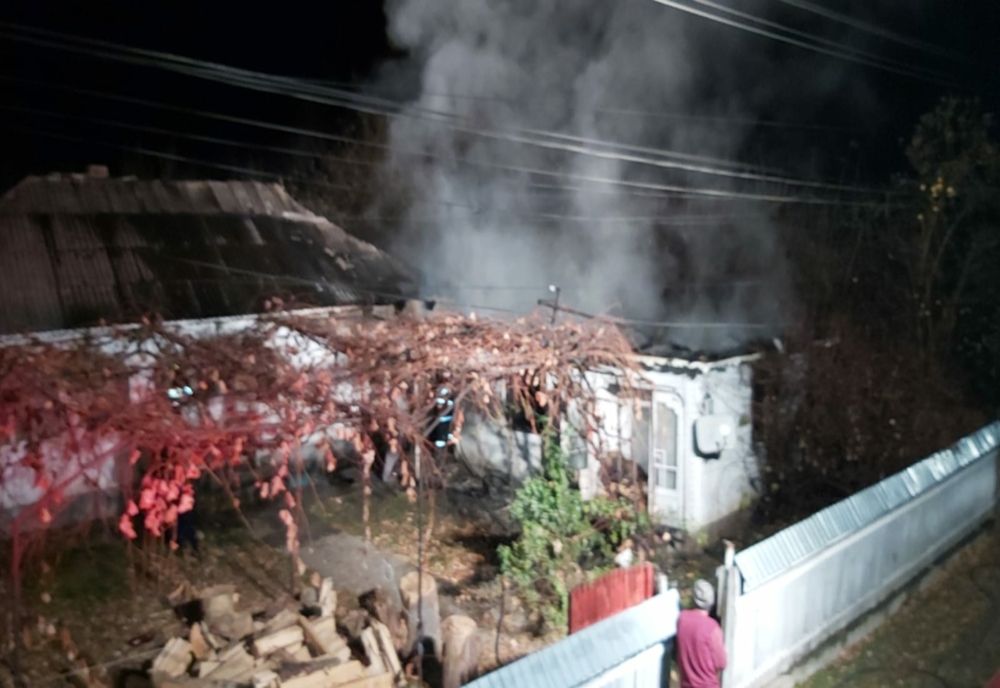 Casă cuprinsă de flăcări la Rediu. De la ce a izbucnit incendiul