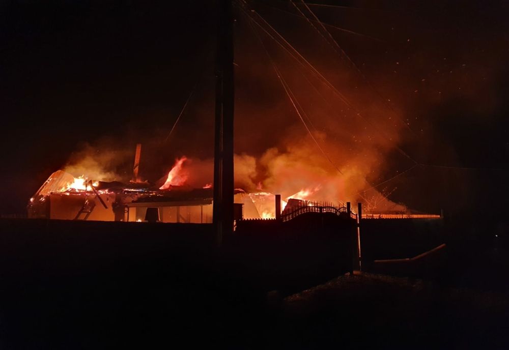 Incendiu cu risc de extindere în localitatea Oglinzi