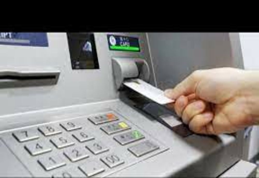 Metoda "Furculița", noua tehnică de furt din BANCOMAT care alertează autoritățile. Până unde poate merge ingeniozitatea hoților