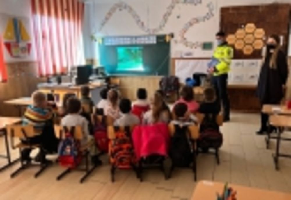 Polițiștii rutieri din Roznov alături de copii