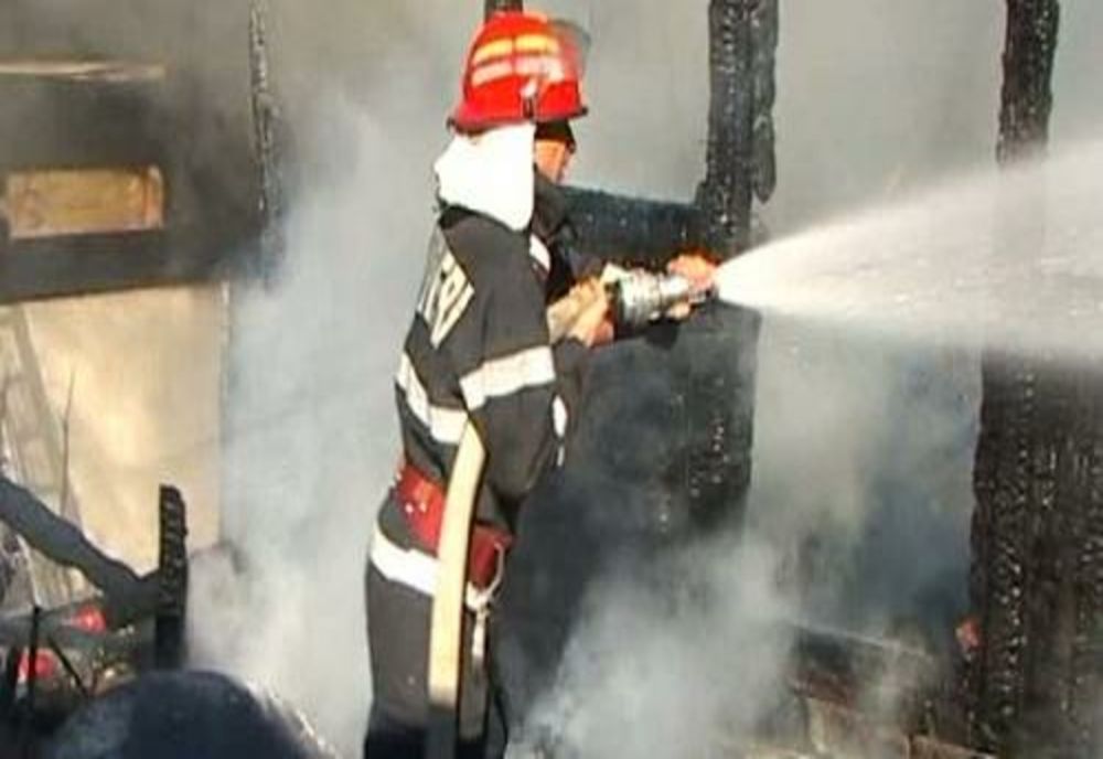 Patru copii din Secuieni au rămas fără casă în plină iarnă