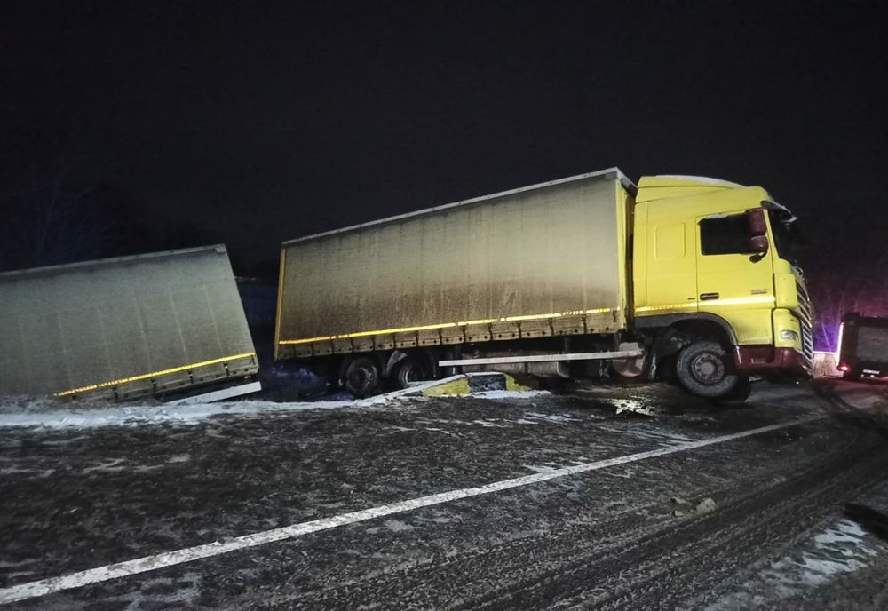 Trafic blocat din cauza unui TIR ieșit în decor