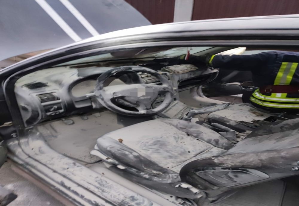 Ghinion teribil pentru un șofer din Roman. I-a luat foc autoturismul în trafic