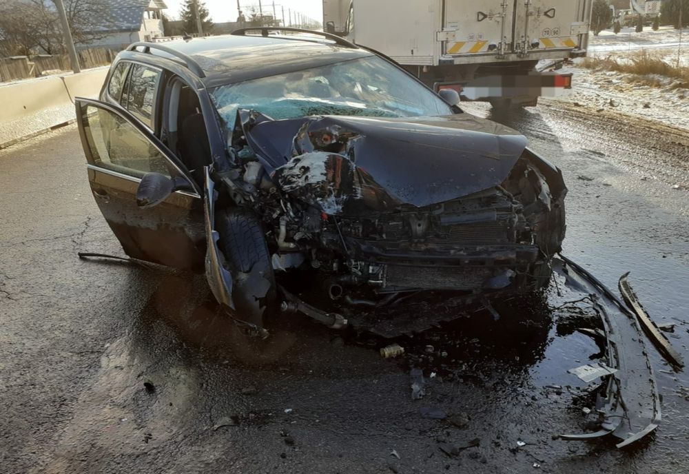 A ajuns la spital după ce s-a oprit cu mașina într-un stalp