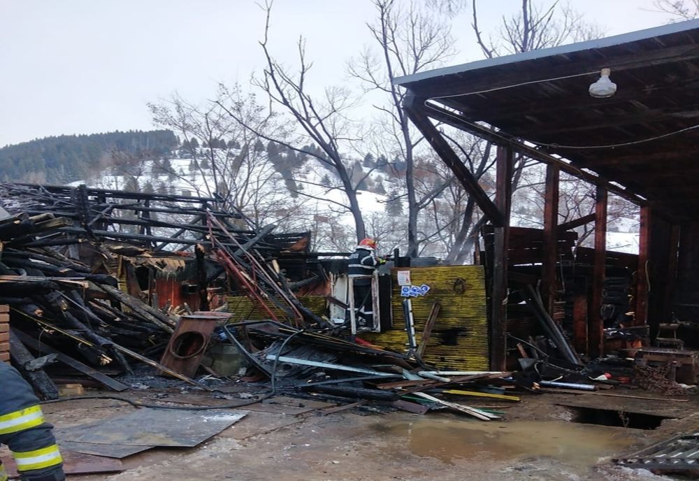 Incendiu la Farcașa: 6 butelii de oxigen scoase din flăcări la timp