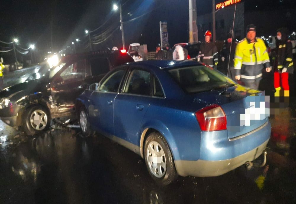 O tânără a ieșit din parcarea unui hotel fără să se asigure și a provocat un accident rutier