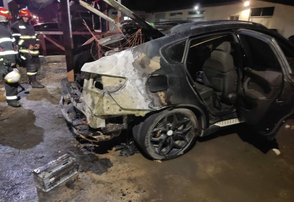 A ars în curtea unui service auto