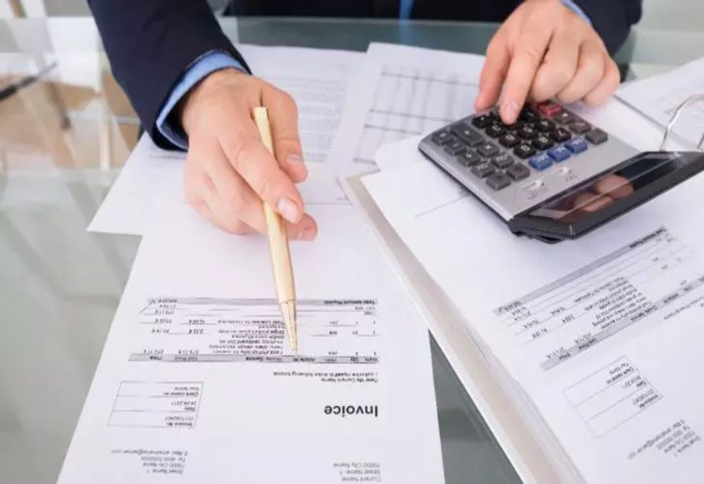 Furnizorii care nu refac TOATE facturile greșite, amendați cu 200.000 de lei - Ordonanța pe energie, aproape de adoptare