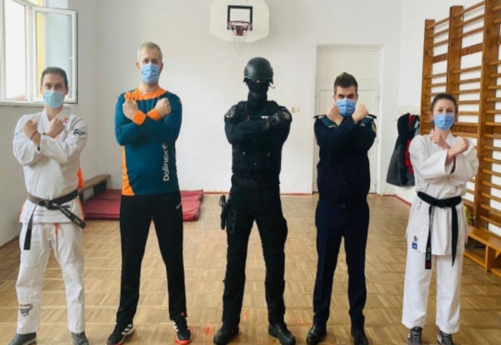 Polițiștii, alături de elevi cu ocazia ,,Zilei Internaţionale pentru Nonviolenţă în Școală”