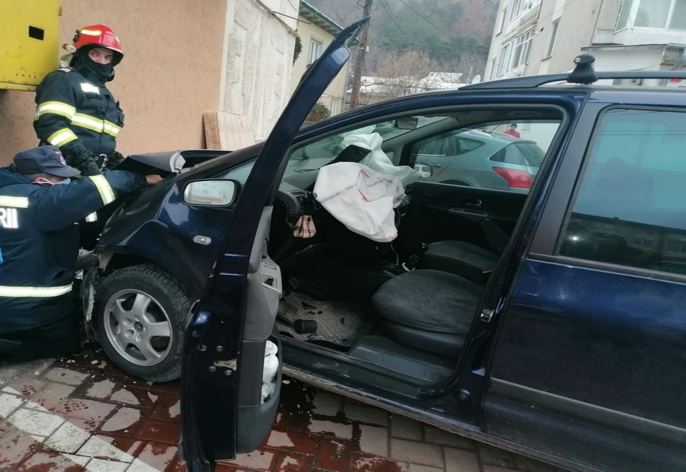 Un șofer s-a izbit cu mașina de peretele unui bloc din Târgu Neamț