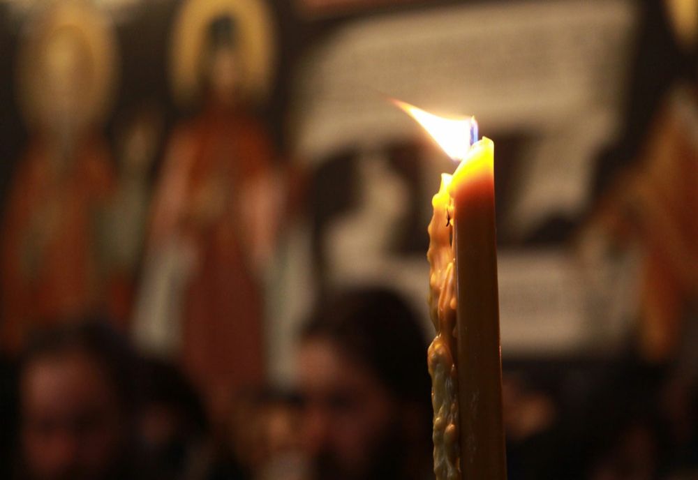 Incendiu la priveghi pornit de la o lumânare