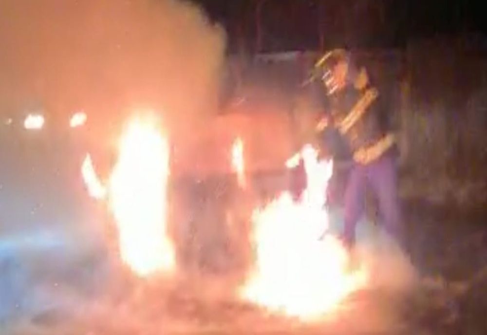 Un autoturism a luat foc în trafic. Pompierii au intervenit imediat