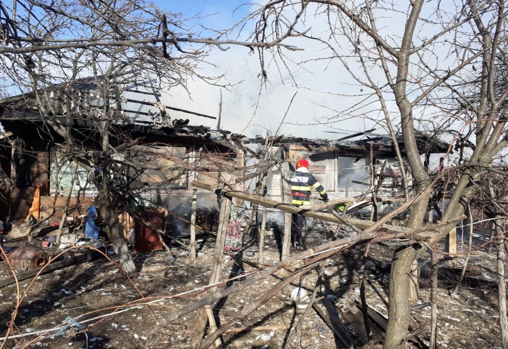 Un bărbat de 72 de ani a rămas fără locuință din cauza jarului căzut din sobă