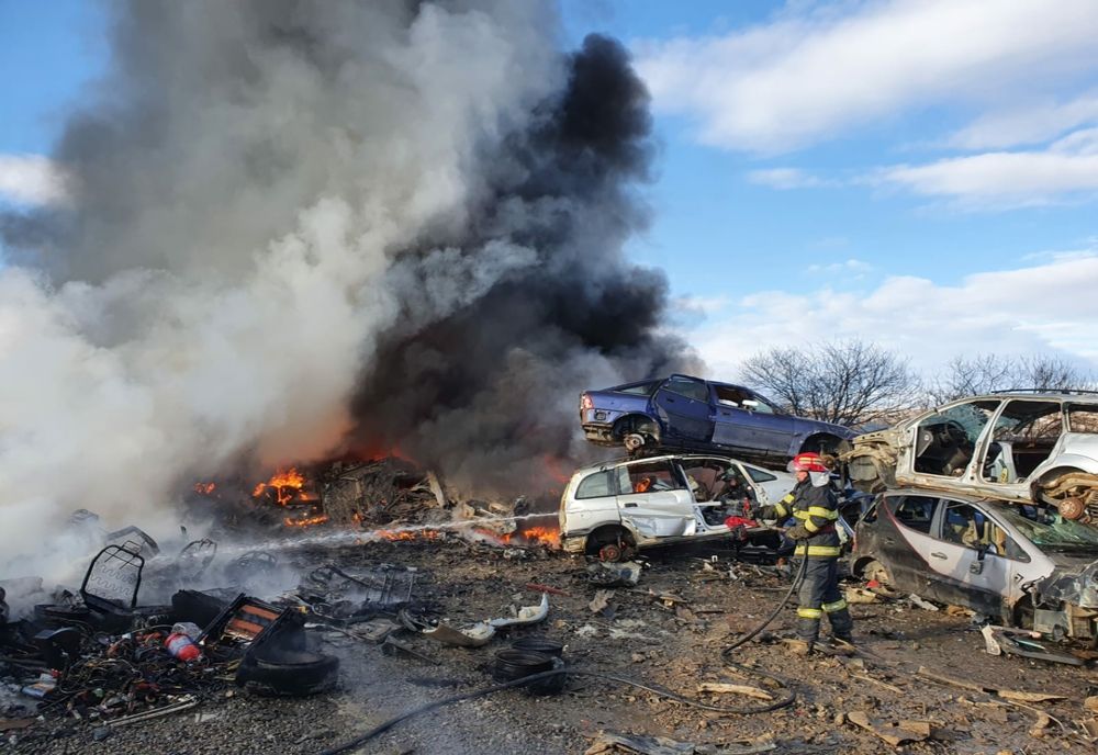 Incendiu la un parc de dezmembrări auto! Peste 30 de autoturisme distruse de flăcări