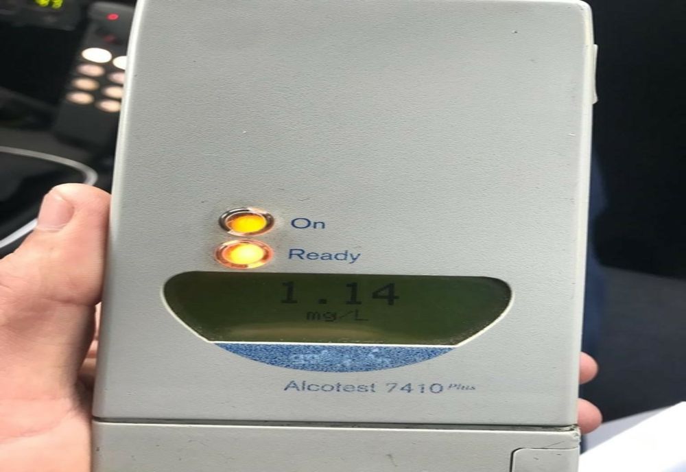 Prins la volan fără permis de conducere și în stare de ebrietate