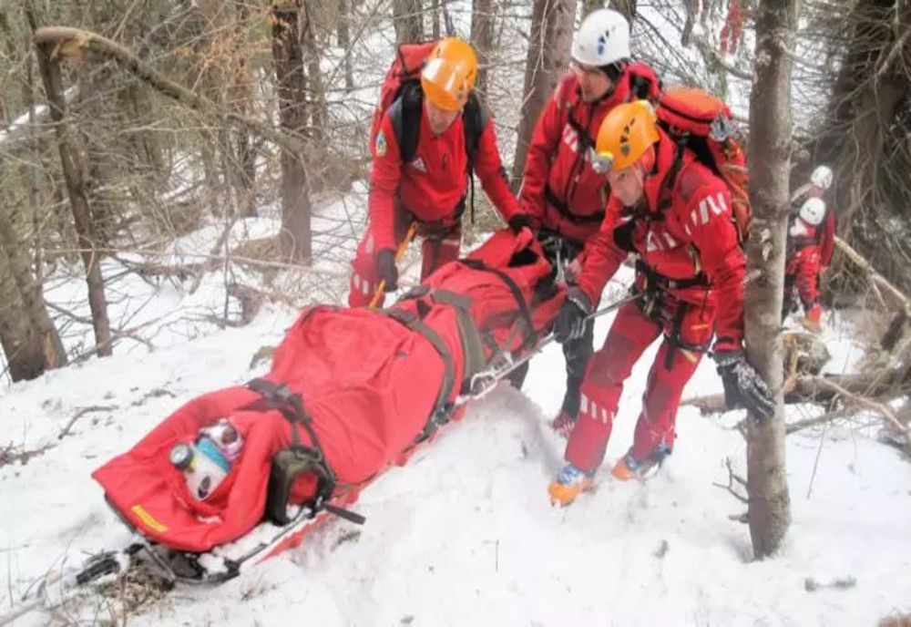 ALERTĂ pe munte! Tineri blocați într-o zonă cu risc de AVLANȘĂ, căutați de salvamontiști - Intervenție DIFICILĂ