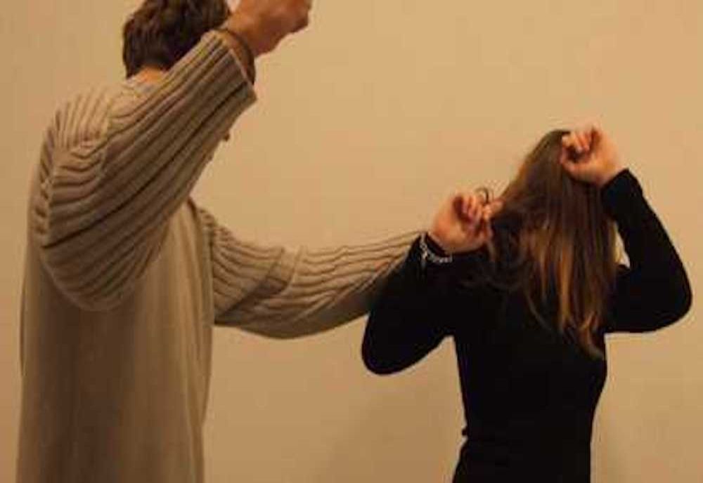 Un bărbat violent și-a bătut soția, apoi a luat fiica minoră de 3 ani și a plecat cu ea