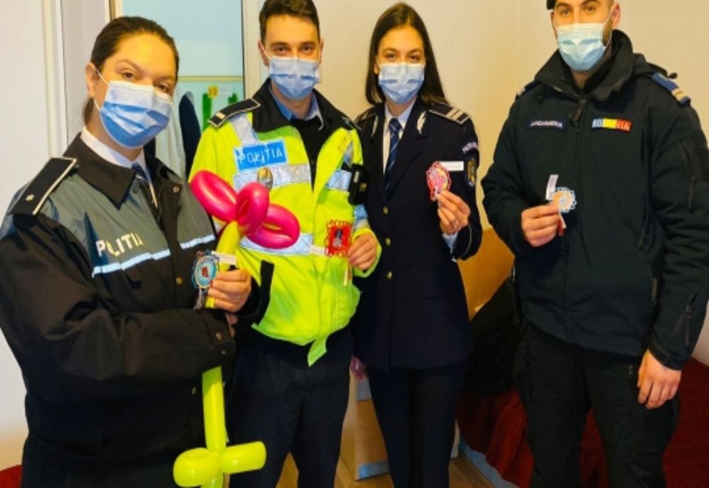 Mărțișoare oferite de polițișto micuților găzduiți la Colegiul Tehnic ,,Gheorghe Cărtianu” 