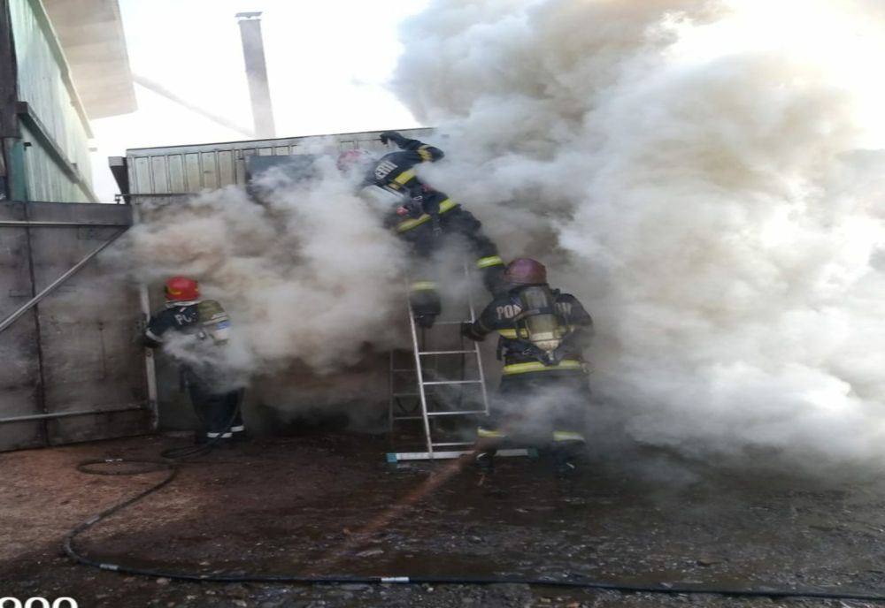 Intervenție dificilă a pompierilor nemțeni la un incendiu izbucnit la un operator economic