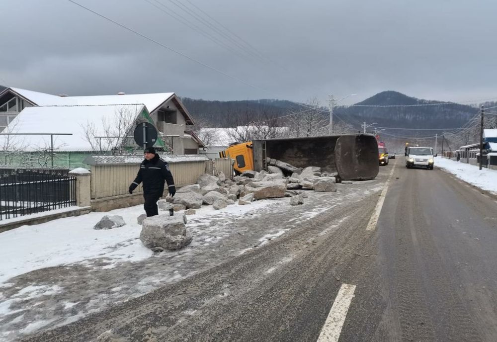 Drum din Neamț, blocat! Un camion încărcat cu piatră s-a răsturnat