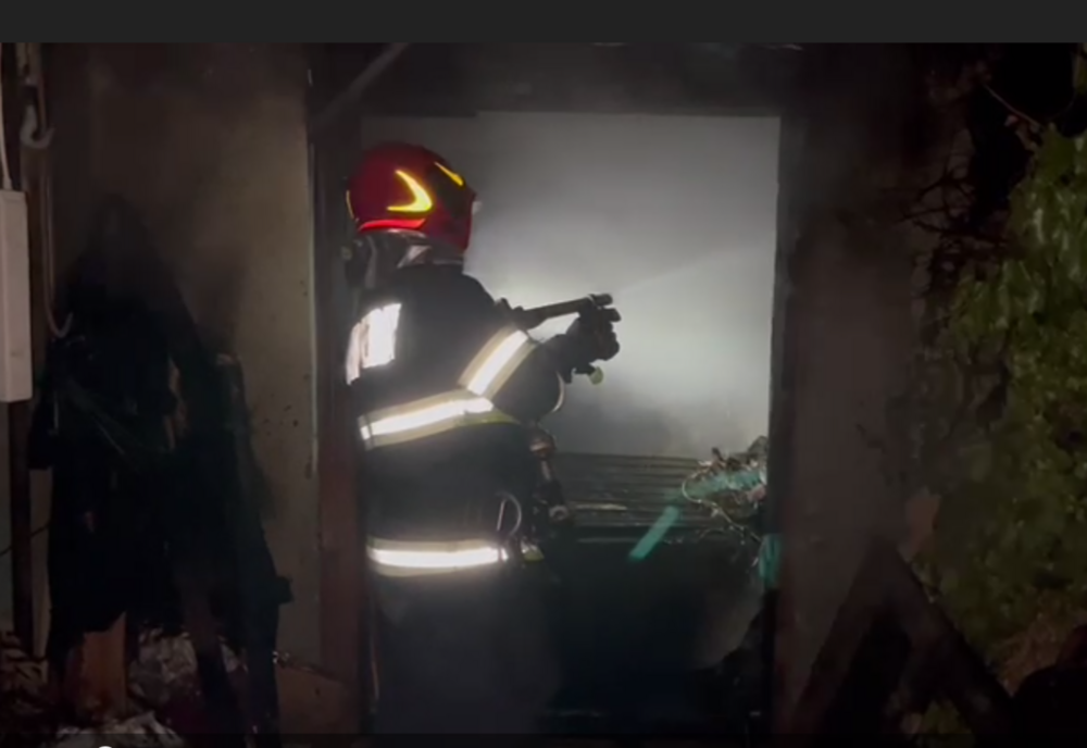 Incendiu la o gospodărie din Borca! Focul a ajunss și la casa vecină