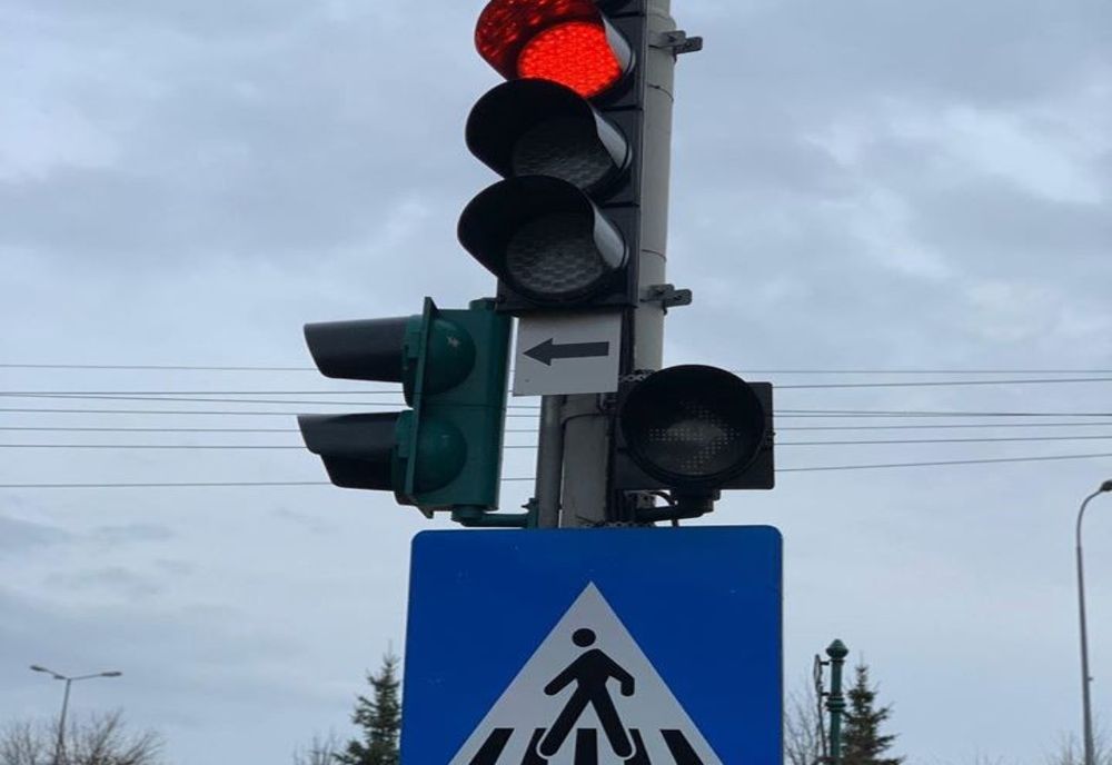 A trecut pe roșu la semafor și a provocat accident! Un bătrân din Vaslui a ajuns la spital