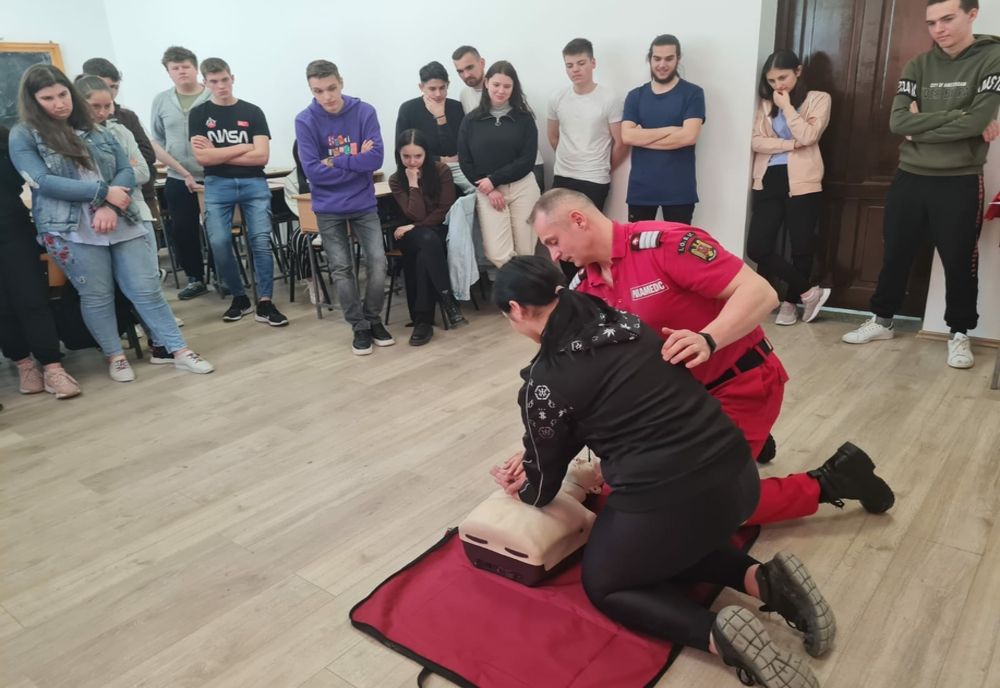 Elevii de la Liceul Bicaz au luat lecții de prim ajutor în cadrul campaniei "Învăță să salvezi o viață"