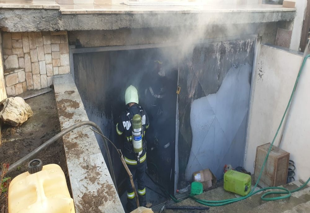 O familie a fost la un pas să rămână fără locuință din cauza unui incendiu izbucnit în garaj