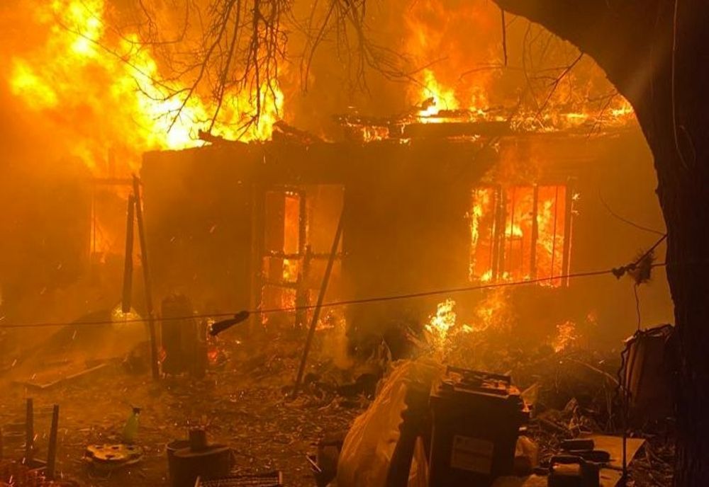 Doi frați din comuna Doljești au murit din cauza unei lumânări lăsată nesupravegheată!