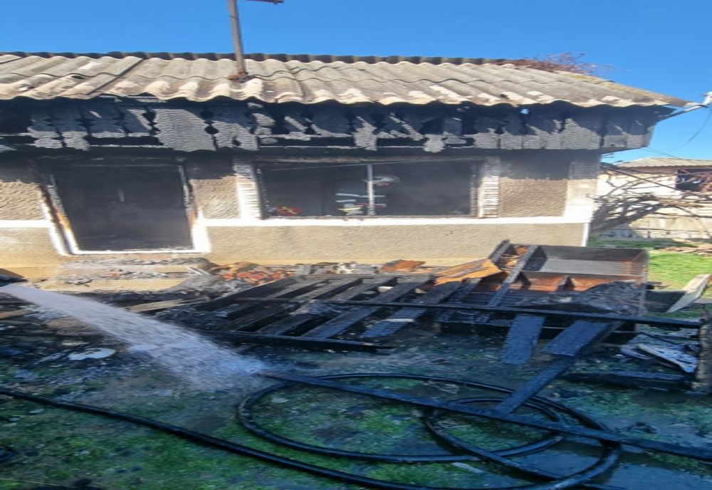 Trezit din somn de vecini că îi arde casa