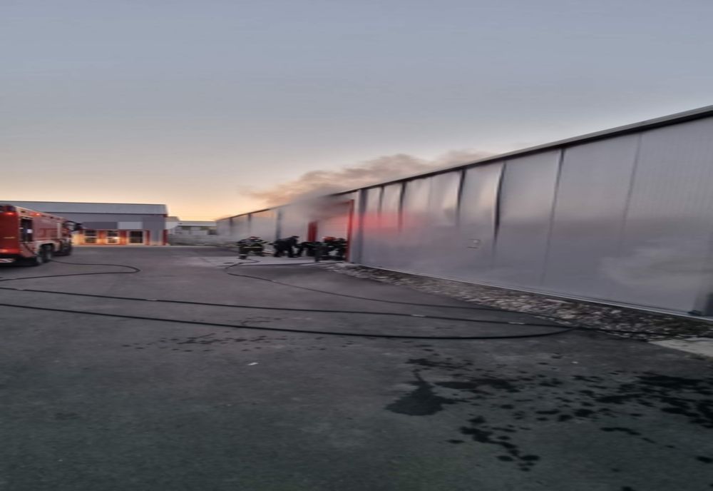 Incendiu la o hală din Dumbrava Roșie! Focul a pornit de la o țigară
