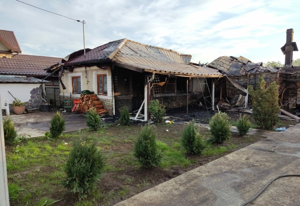 Locuință distrusă de flăcări din cauza unui scurtcircuit electric