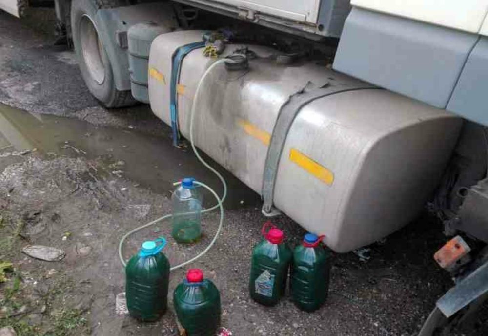 Încă un hoț de motorină, săltat de polițiști