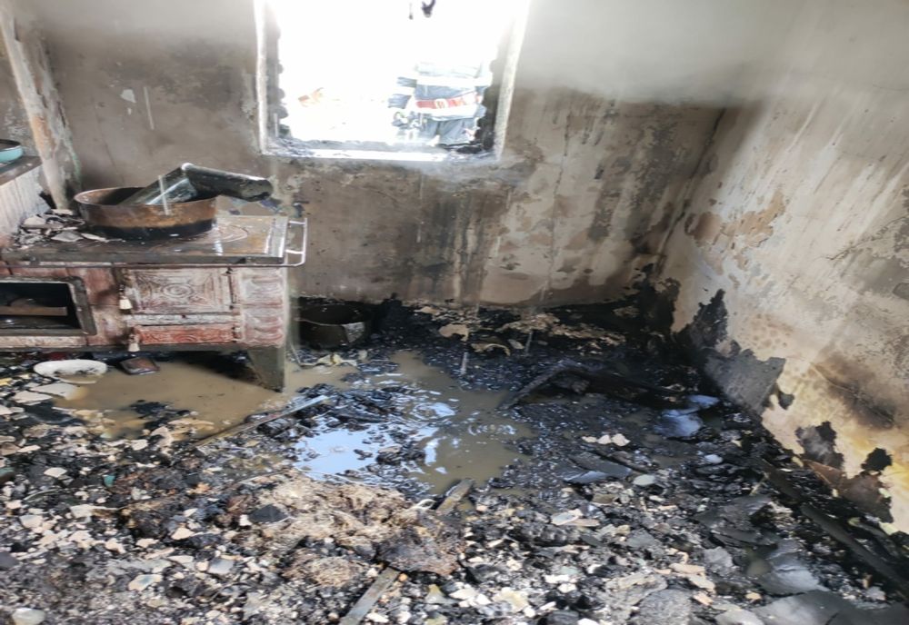 O bătrână din Stănița a suferit atac de panică când a văzut cum flăcările îi cuprind locuința