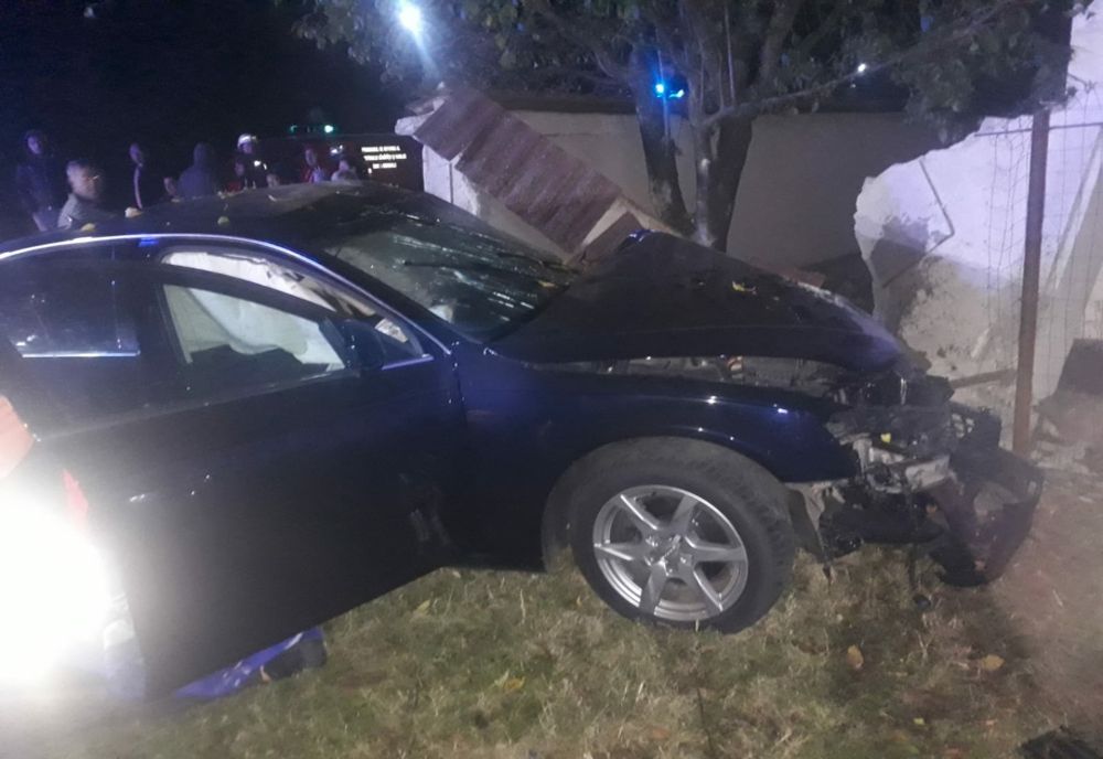 Atât de beat că s-a oprit cu mașina într-un gard