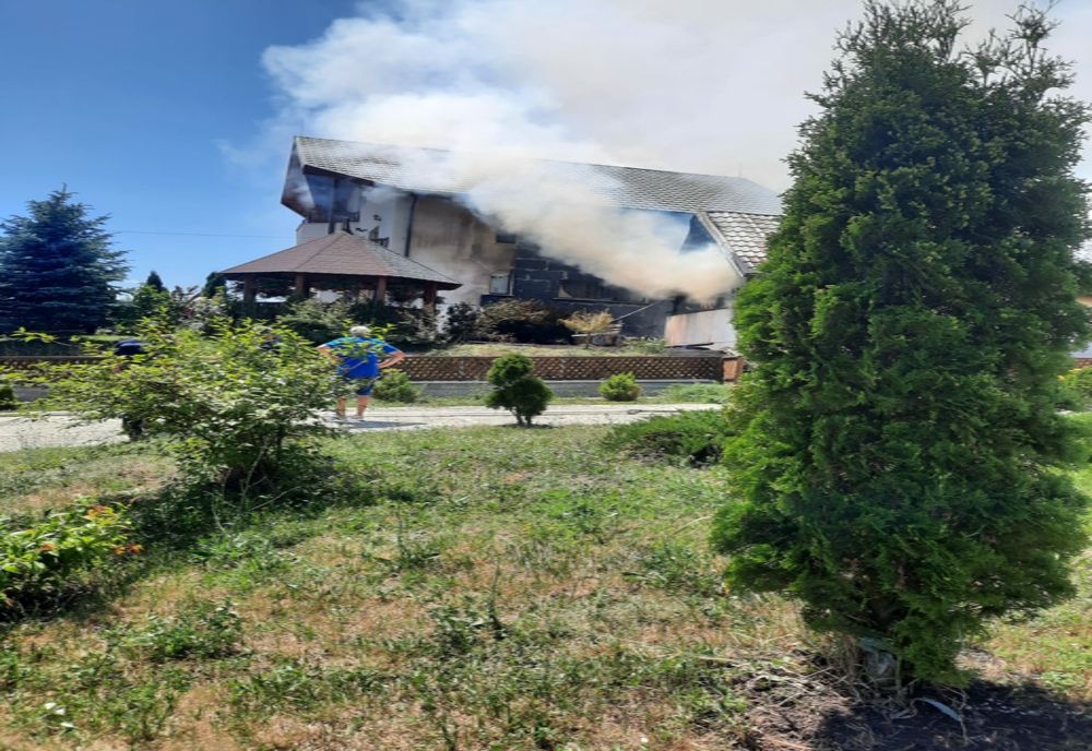 O familie din Răucești, la un pas de a rămâne fără casă! De la ce a pornit focul