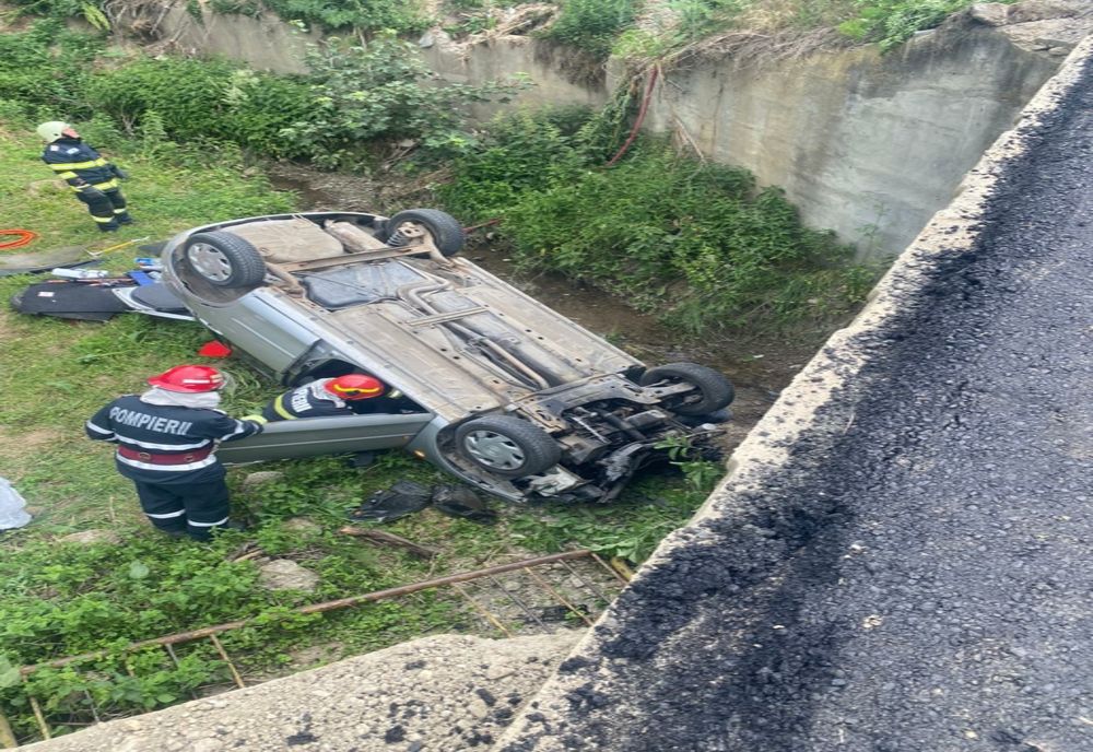 Un șofer a murit după ce a căzut cu mașina de pe un pod