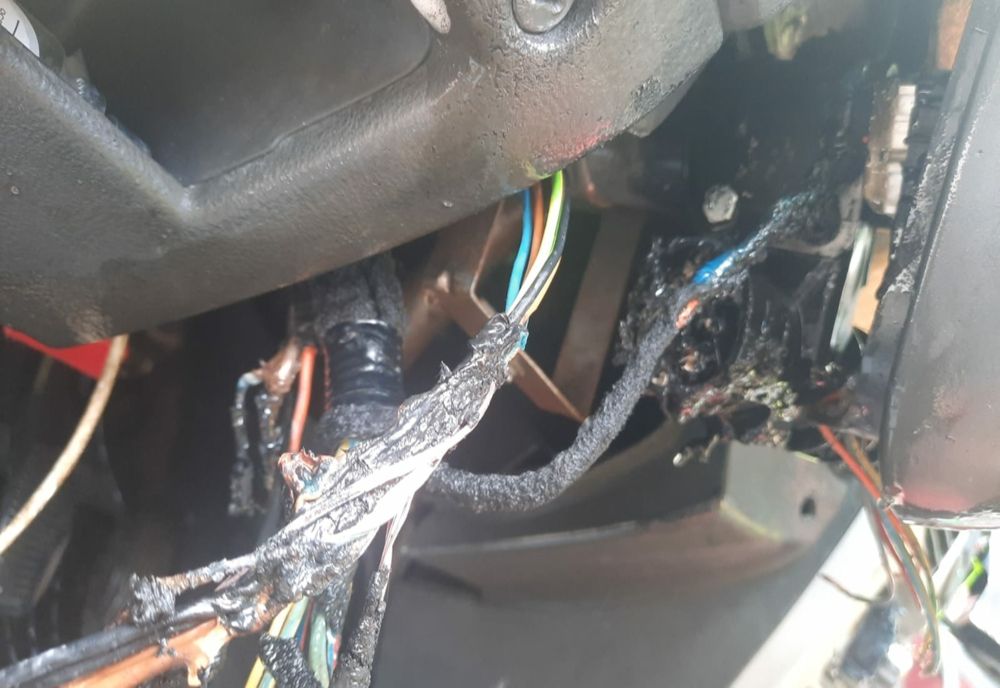 Un scurtcircuit a declanșat un incendiu la un autoturism. Proprietarul a sunat la 112