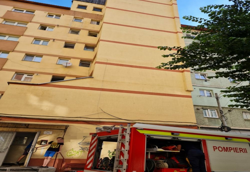 Incendiu la un atelier de croitorie aflat într-un bloc din Piatra-Neamț! 7 persoane s-au autoevacuat