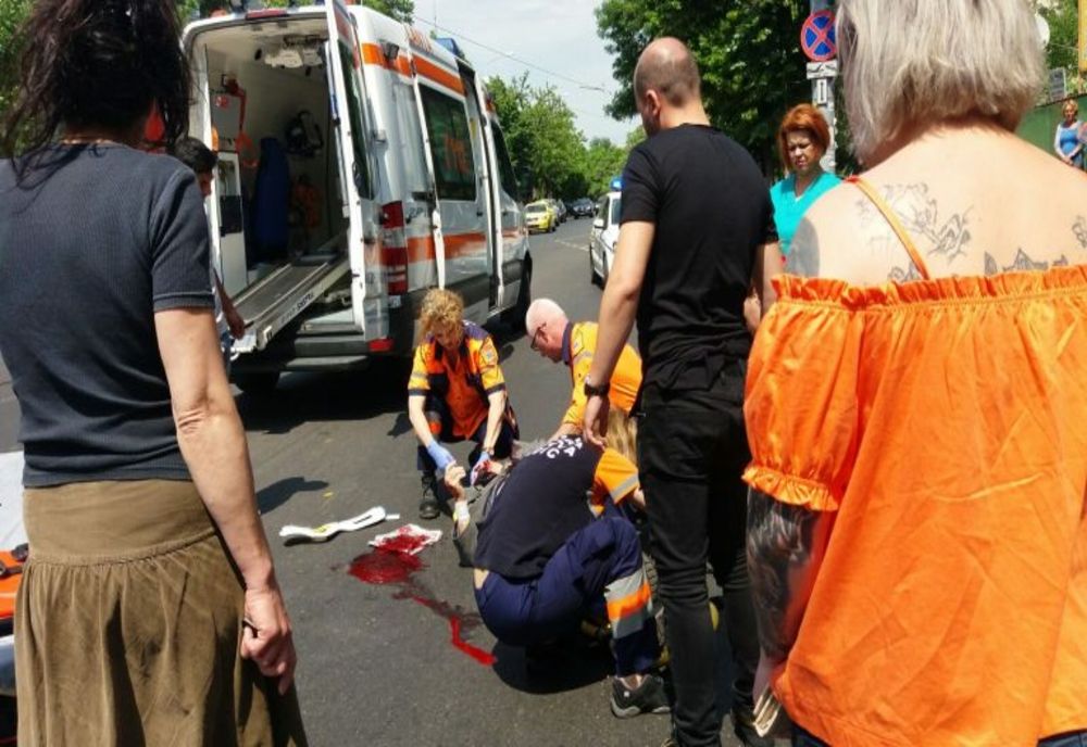 Un șofer a încercat să iasă dintr-o parcare și a accidentat un pieton beat