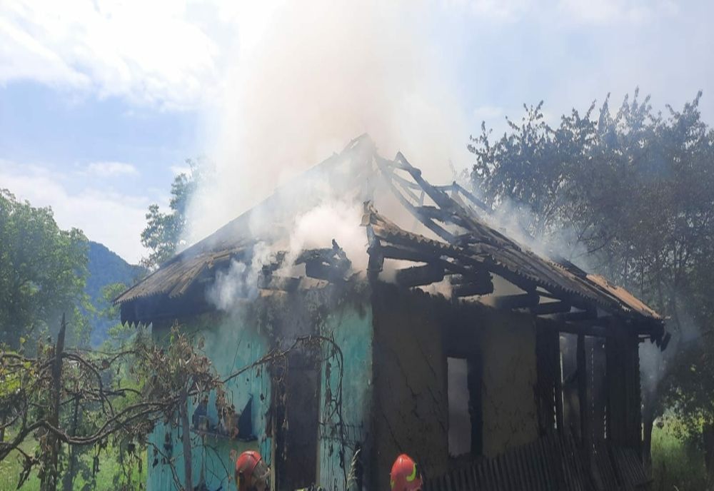 O femeie a suferit un atac de panică când și-a văzut casa în flăcări