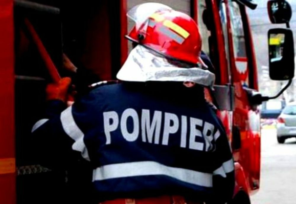 Incendiu într-un bloc din Roman! 6 persoane, evacuate, una intoxicată cu monoxid de carbon