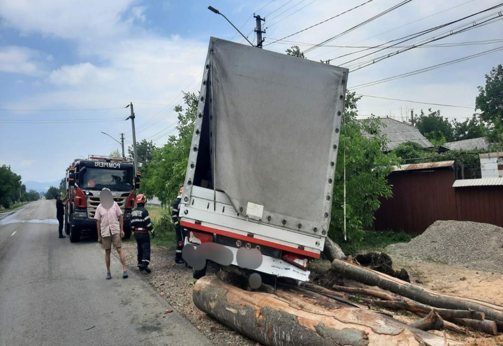 Șoferul unui camion a pierdut controlul volanului și s-a izbit într-un copac