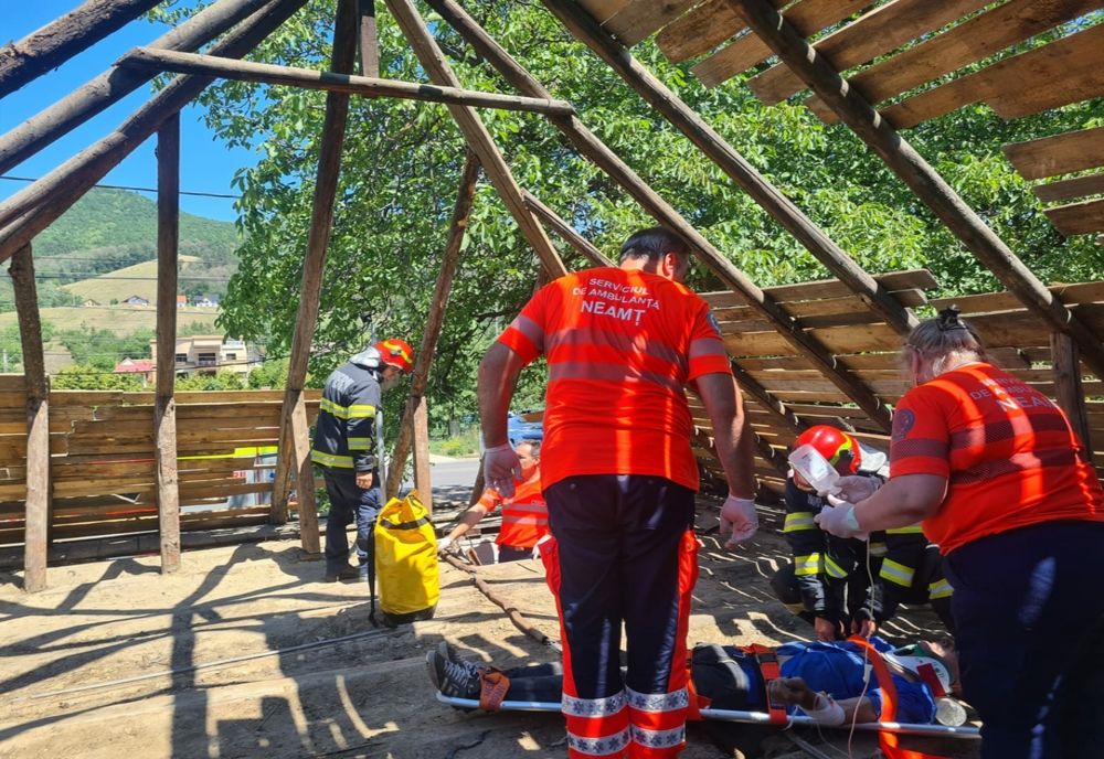 Un bărbat a ajuns la spital după ce a căzut de pe acoperișul casei
