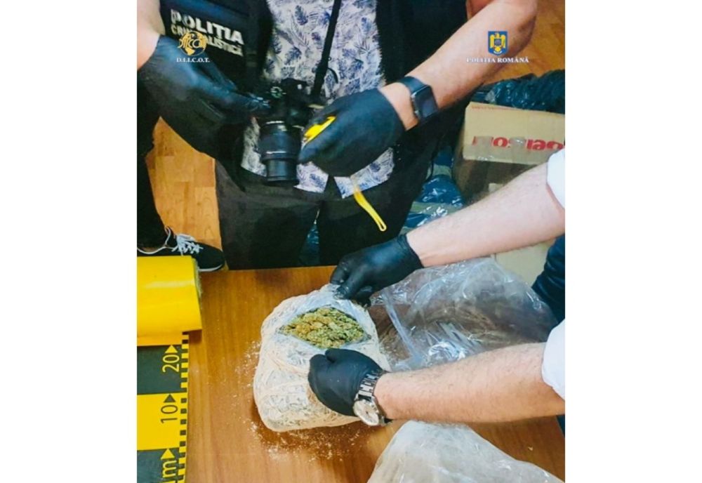 Colete cu droguri descoperite de polițiștii nemțeni! Doi tineri, arestați