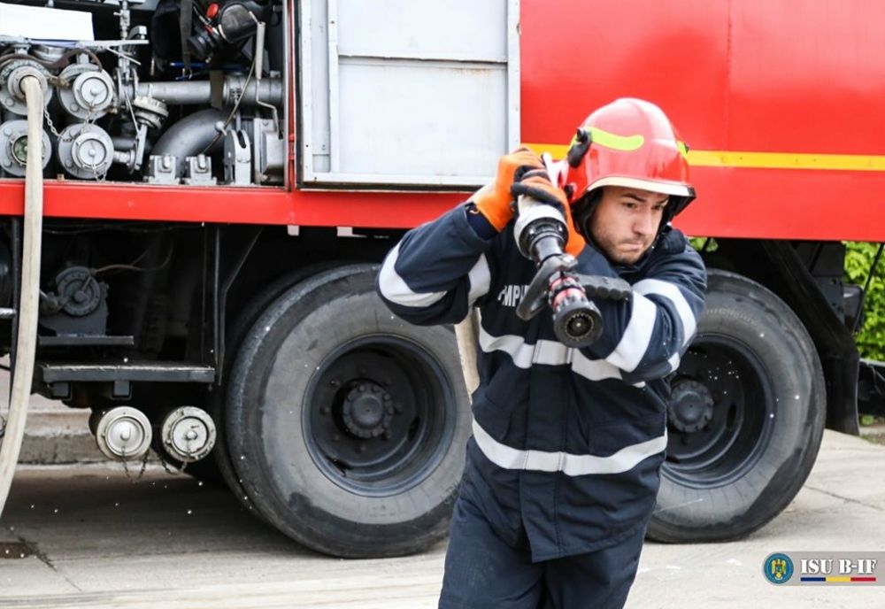 Mai multe persoane evacuate dintr-un bloc din Roman, din cauza unui incendiu