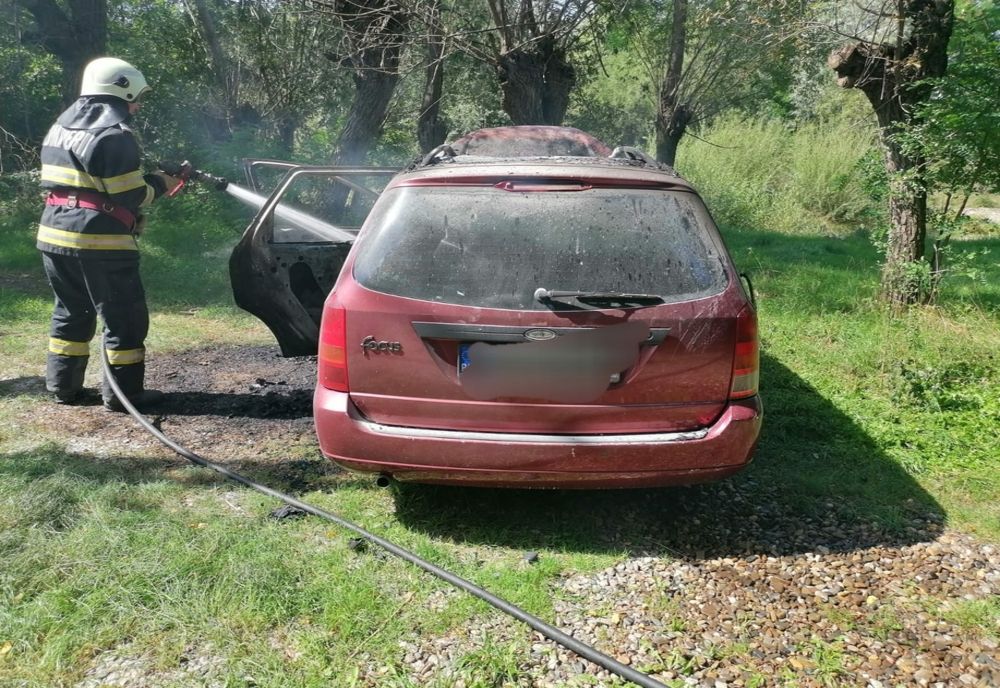 Un autoturism parcat în curtea unei case a luat foc din cauza unui scurtcircuit